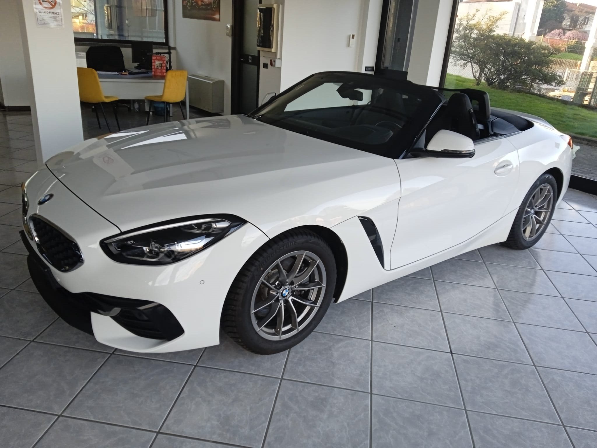 1- Ascoltiamo, Consigliamo e Guidiamo il cliente tra un ampio ventaglio di automobili usate di alta gamma e a bassissimo chilometraggio.